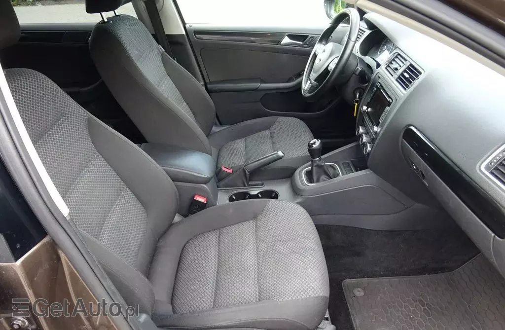 VOLKSWAGEN Jetta 