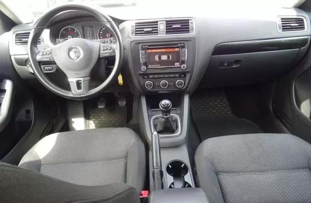 VOLKSWAGEN Jetta 