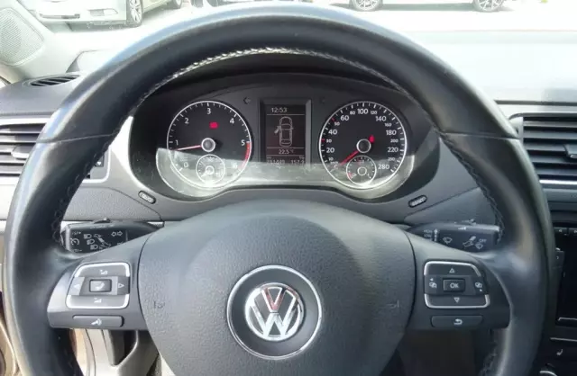 VOLKSWAGEN Jetta 