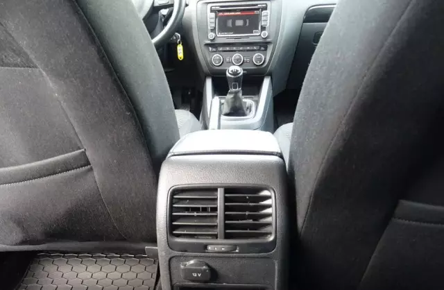 VOLKSWAGEN Jetta 