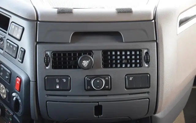 DAF XF530 / SUPER SPACE CAB / HYDRAULIKA / RETARDER / KLIMATYZACJA POSTOJOWA / ACC / NAWIGACJA / KLIMA / LEDY / FULL SPILERY / FULL OPCJA / WERSJA PREMIUM / SERWISOWANY / SPROWADZONY 