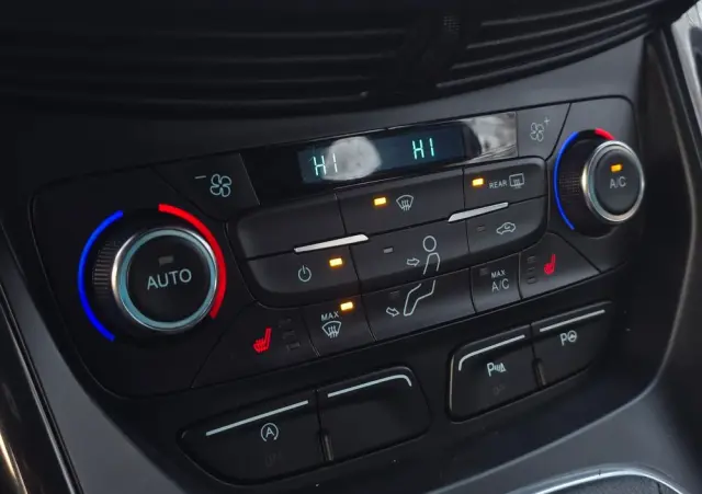 FORD Kuga 2.0 TDCi 2x4 ST-Line