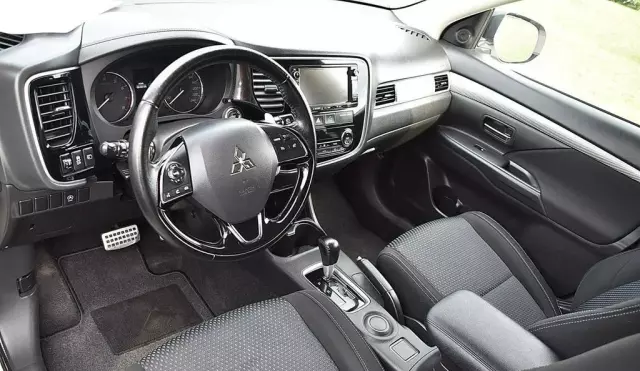 MITSUBISHI Outlander 