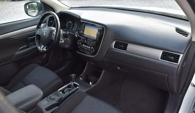 MITSUBISHI Outlander 