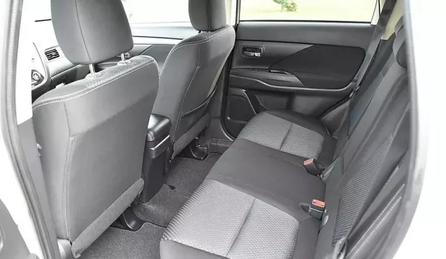 MITSUBISHI Outlander 