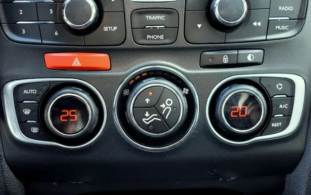 CITROËN DS4 E-HDi 110 EGS6 SoChic