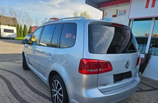 VOLKSWAGEN Touran 