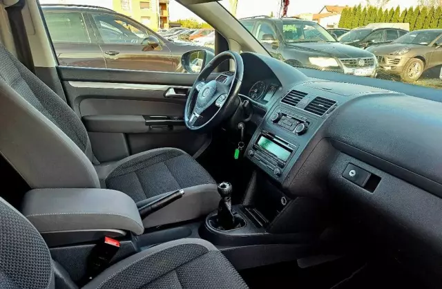 VOLKSWAGEN Touran 