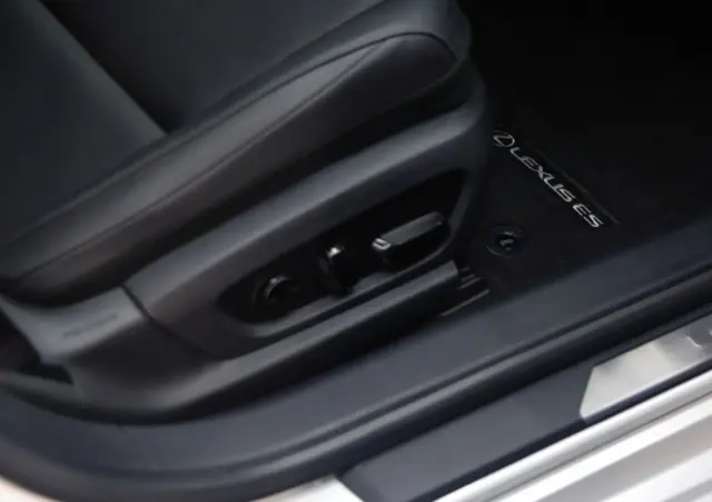 LEXUS ES 300h Business Line