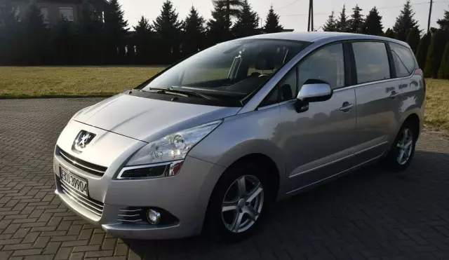 PEUGEOT 5008 