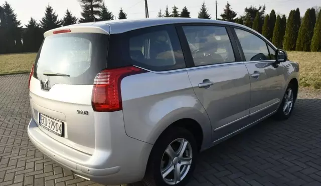 PEUGEOT 5008 