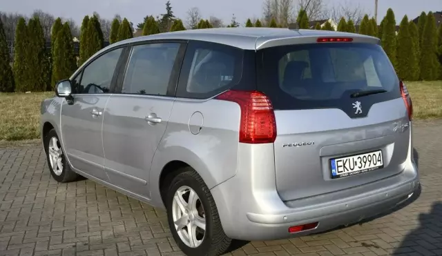 PEUGEOT 5008 