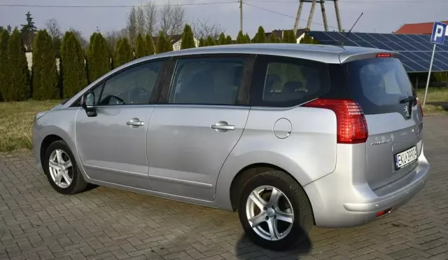 PEUGEOT 5008 