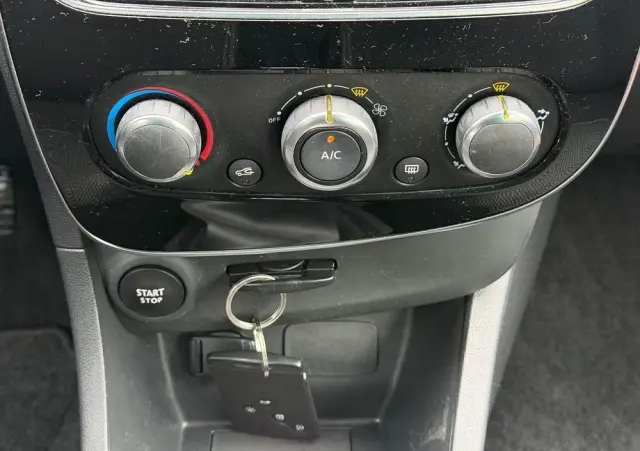 RENAULT Clio 1.2 16V 75 Limited