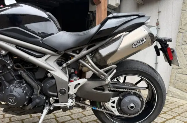 TRIUMPH Speed Triple 