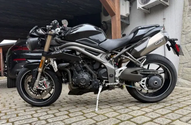 TRIUMPH Speed Triple 