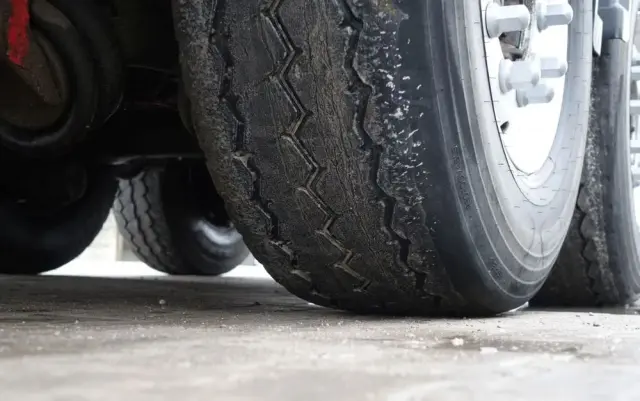 STAS WYWROTKA / S300CX / 44m3 / Z NADSTAWKAMI 52 m3 / ALUMINIOWA / OSIE MERCEDES / OŚ PODNOSZONA / KLAPO-DRZWI / ALUMINIOWE FELGI 