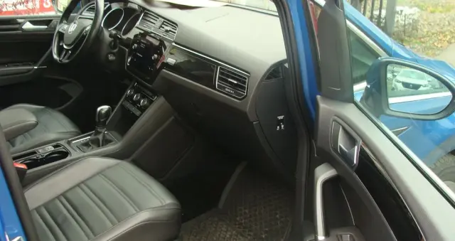 VOLKSWAGEN Touran 