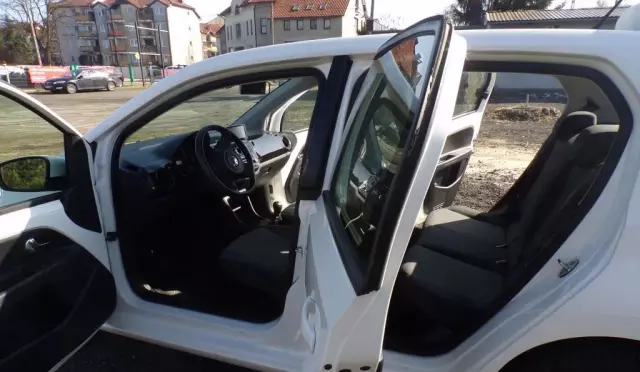 VOLKSWAGEN Up! 