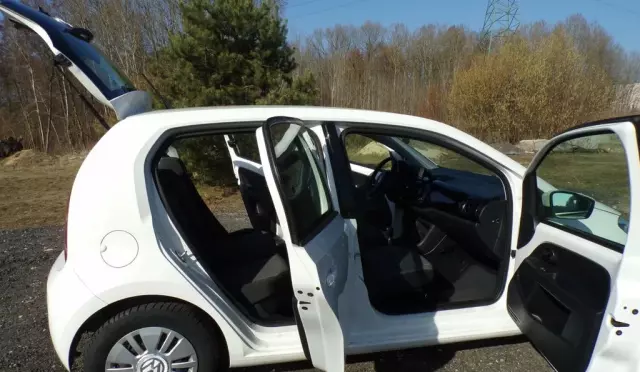 VOLKSWAGEN Up! 