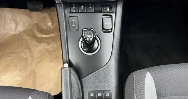 TOYOTA Auris 1.8 HSD Prestige NAVI