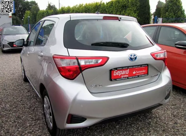 TOYOTA Yaris Hybrid 100 Active