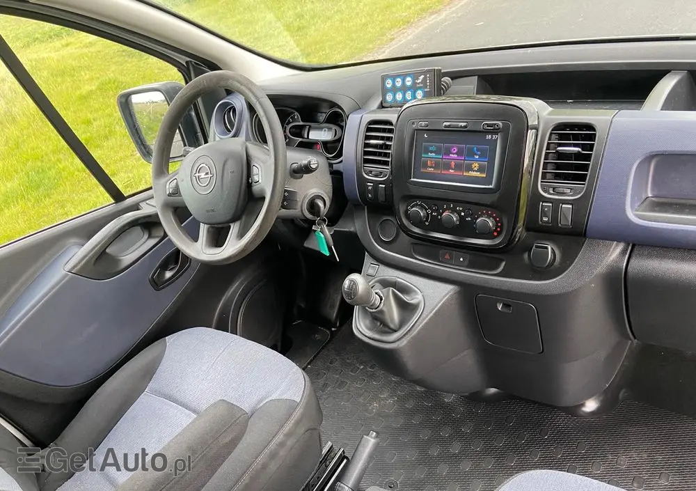 OPEL Ambulans Karetka vivaro 