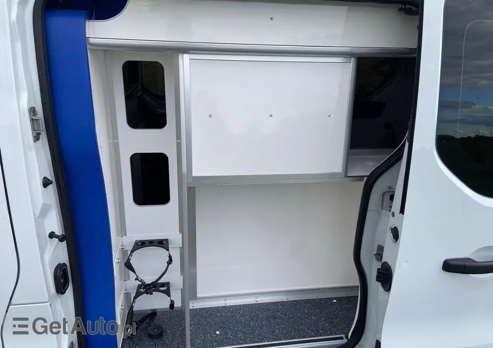 OPEL Ambulans Karetka vivaro 