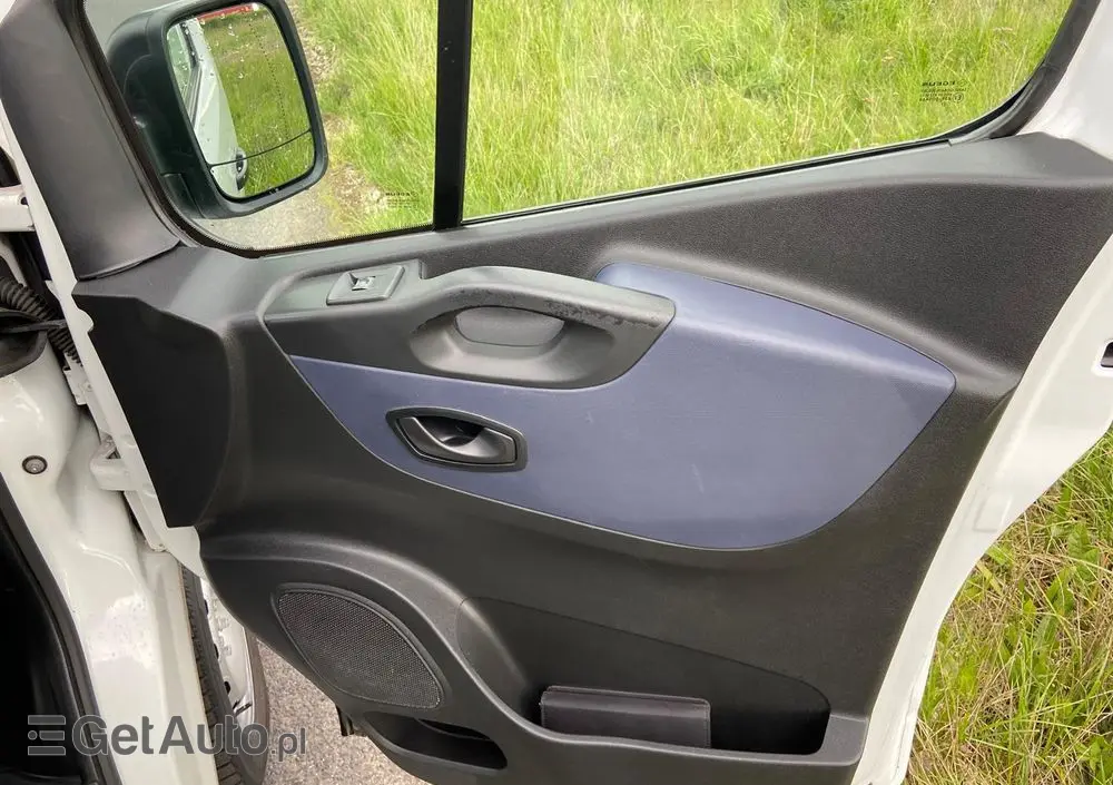 OPEL Ambulans Karetka vivaro 