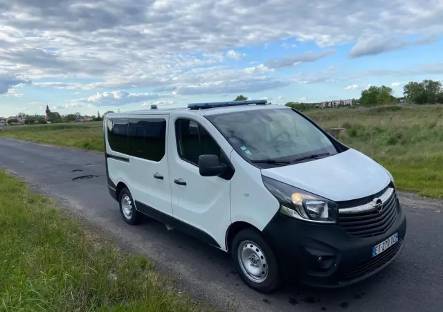 OPEL Ambulans Karetka vivaro 