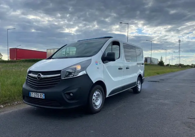 OPEL Ambulans Karetka vivaro 