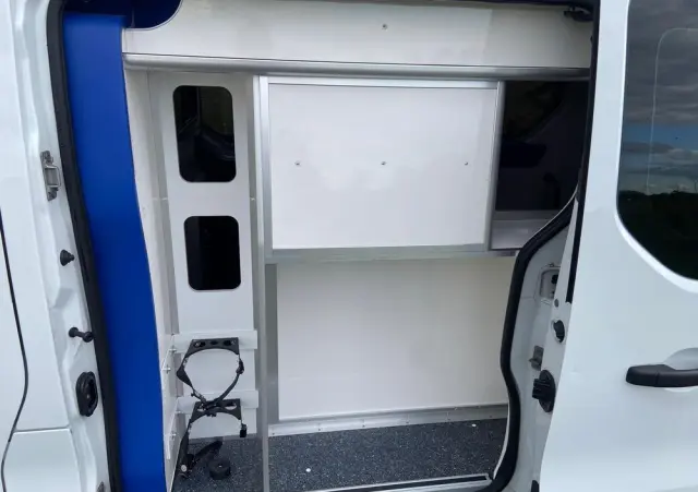 OPEL Ambulans Karetka vivaro 