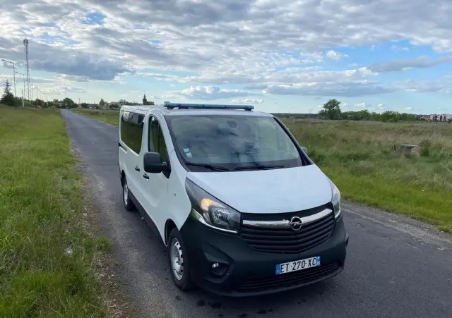OPEL Ambulans Karetka vivaro 