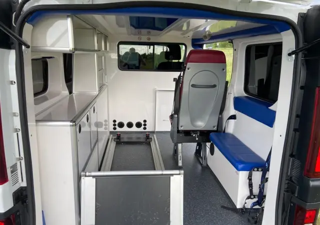 OPEL Ambulans Karetka vivaro 