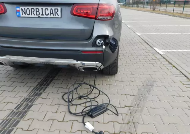 MERCEDES-BENZ GLC 300 e 4-Matic Business Edition