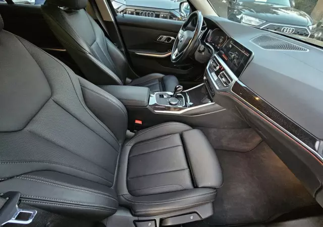 BMW Seria 3 320d Touring xDrive Luxury Line