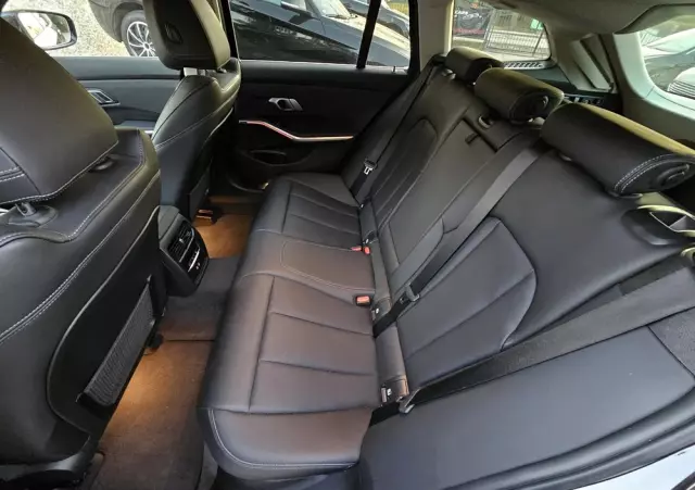 BMW Seria 3 320d Touring xDrive Luxury Line