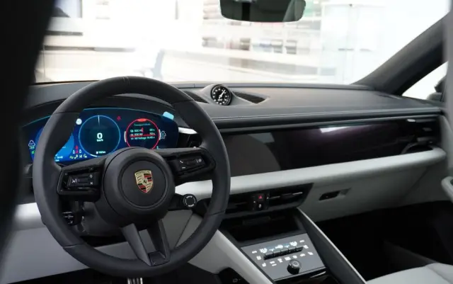 PORSCHE Macan 