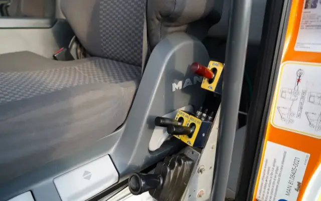 MAN TGA 18.360 / 4X4 / WYWROTKA 2 STRONNA / HYDROKLAPA / HYDROBURTA / CZOŁOWNICA / SPECJALNY / MANUAL 