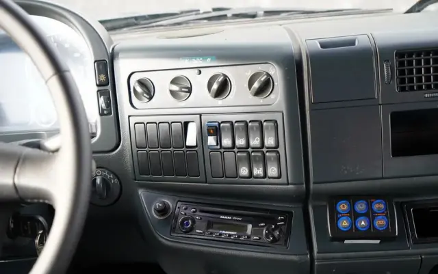 MAN TGA 18.360 / 4X4 / WYWROTKA 2 STRONNA / HYDROKLAPA / HYDROBURTA / CZOŁOWNICA / SPECJALNY / MANUAL 