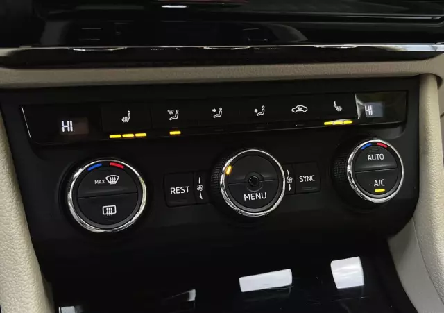 SKODA Superb Combi 1.8 TSI DSG Style