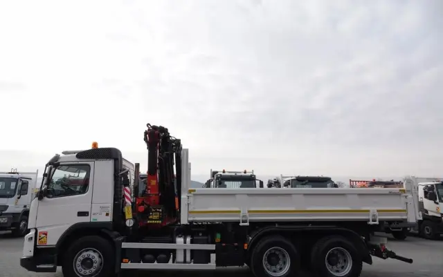 VOLVO FMX 370 / 6X4 / WYWROTKA + HDS FASSI F165XP / MAX UDŹWIG 5200KG / STEROWANIE RADIOWE / HYDROBURTA 