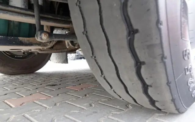 VOLVO FMX 370 / 6X4 / WYWROTKA + HDS FASSI F165XP / MAX UDŹWIG 5200KG / STEROWANIE RADIOWE / HYDROBURTA 