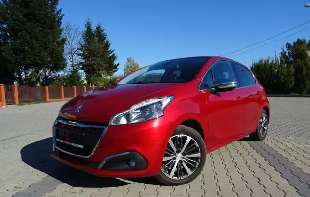 PEUGEOT 208 
