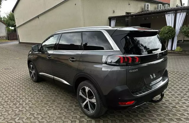PEUGEOT 5008 