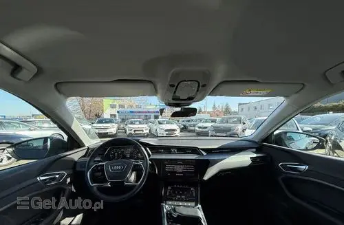 AUDI E-tron 