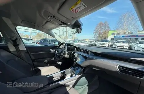 AUDI E-tron 