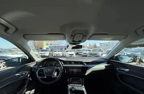 AUDI E-tron 