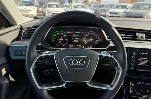AUDI E-tron 