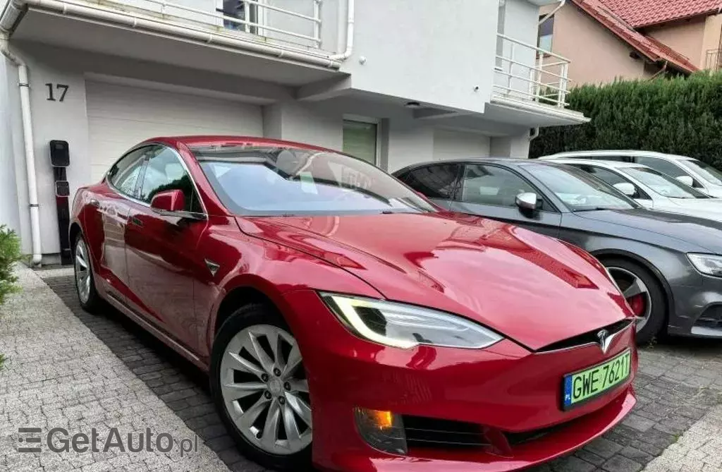 TESLA Model S 